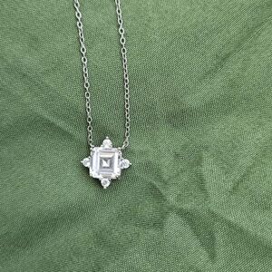 Elegant 925 Silver Necklace with Clear Gemstones